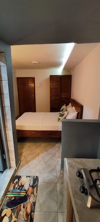 1 habitación, muebles diferentes y tabla de planchar con plancha