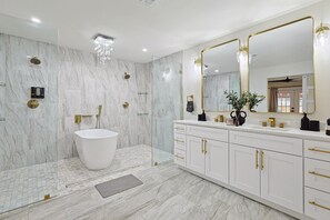 Douche, serviettes fournies, shampooing