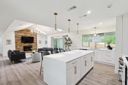 3-BD Backyard Oasis w Pool, Patio, Firepit