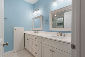 Shower, hair dryer, towels, soap - 4BR/ 3.5 baths- Golf Community. Dog friendly, game room & close to the beach!  (St. Simons Island)