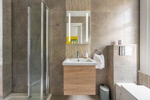 Dusche, Haartrockner, Handtücher, Seife