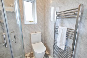 Shower, hair dryer, towels, shampoo - Host & Stay | Crab Cottage (Alnwick)