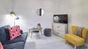 Una televisión, libros, una oficina