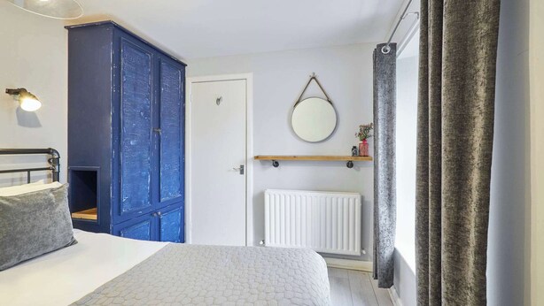 1 dormitorio, tabla de planchar con plancha, cuna de viaje