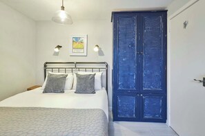 1 slaapkamer, een strijkplank/strijkijzer, reisbedje, beddengoed
