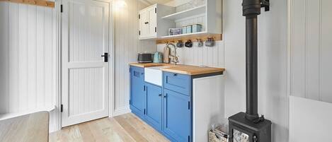 Een koelkast, een magnetron, een waterkoker, een broodrooster