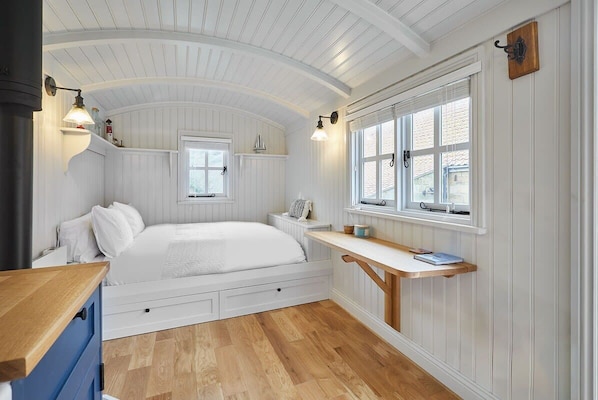 1 bedroom, desk, travel cot, bed sheets