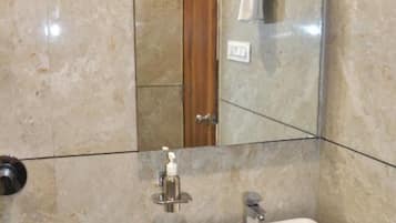 Toallas, jabón, papel de baño