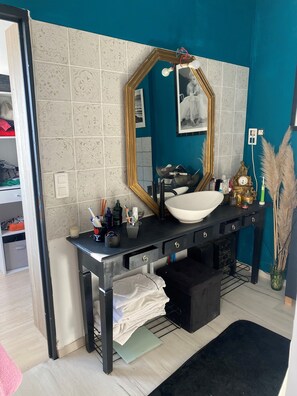 A bathroom with a large mirror, a white sink, and a black vanity. There are towels and toiletries on the counter. - La Villa Paisibilité - Laissez Vous Surprendre (Triel-sur-Seine)