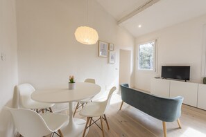 Appartement Confort, vue jardin | Coin séjour | Télévision à écran plat de 40 pouces avec chaßnes numériques