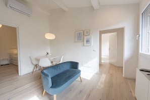 Apartamento conforto, vista para o jardim | Área de estar | TV de tela plana 40 polegadas com canais digitais