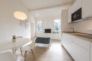 Leilighet – comfort, hageutsikt | Oppholdsområde | En 40-tommers Flatskjerm-TV med digitale kanaler