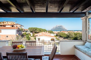 Outdoor dining - Casa Cindy - cozy coastal escape in Porto San Paolo (Porto San Paolo)