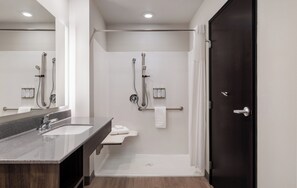 Zimmer, 1 Queen-Bett, barrierearm (Hearing Impaired Roll in shower) | Badezimmer | Kostenlose Toilettenartikel, Haartrockner, Handtücher, Seife