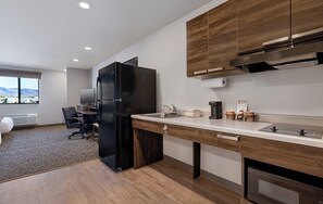 Full-size fridge, microwave, stovetop, coffee/tea maker