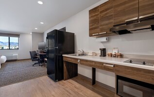 Refrigerador con freezer, microondas, placa de cocina, cafetera/tetera