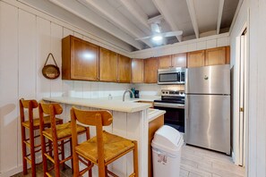 Fridge, microwave, oven, stovetop - Mallard Lakes townhouse in peaceful community with pool, hot tub, fishing pier (Selbyville)