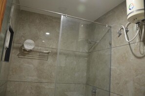 Séchoir à cheveux, serviettes fournies, savon, papier de toilette