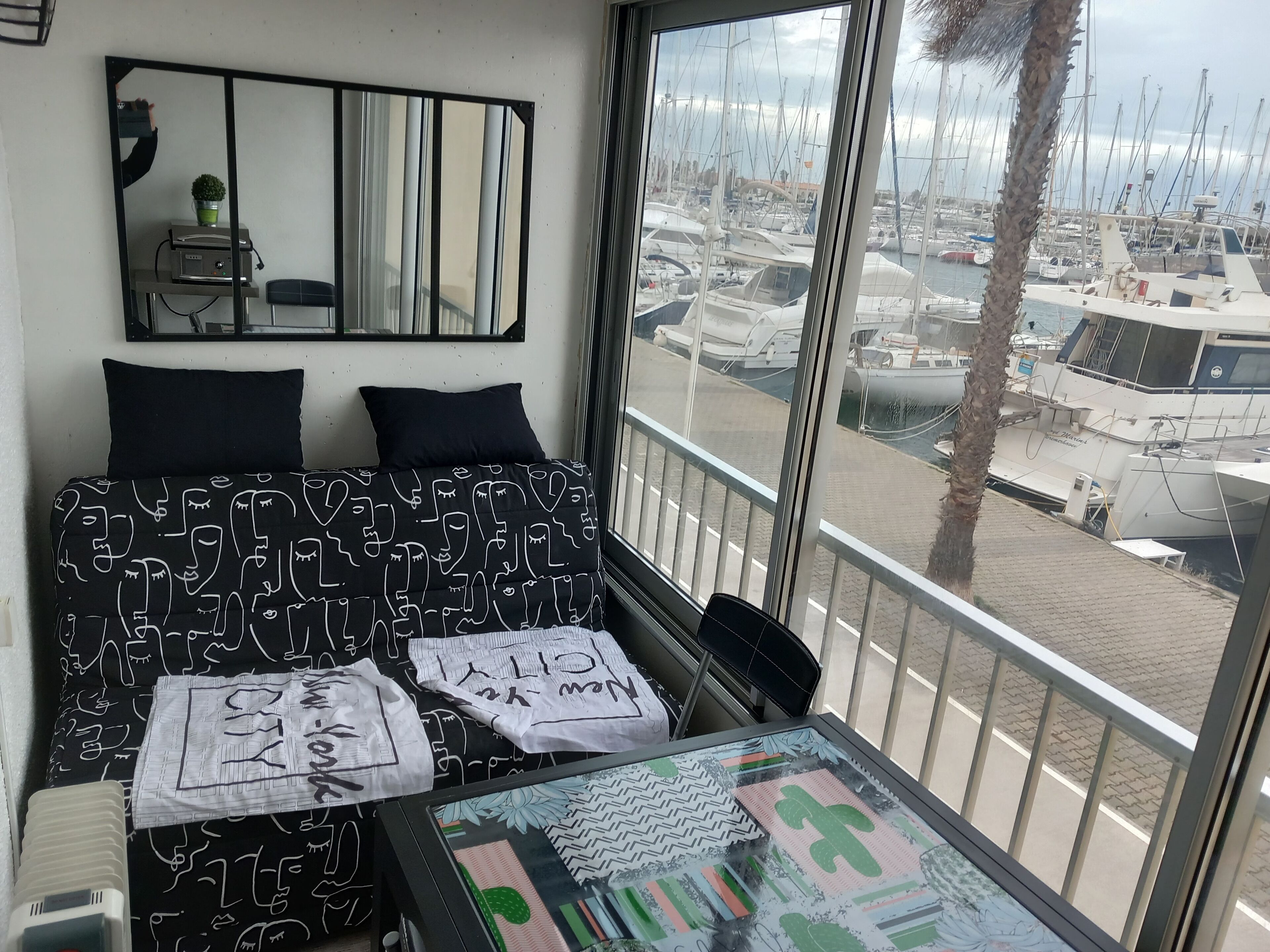 Ein Balkon mit Blick auf eine Marina.