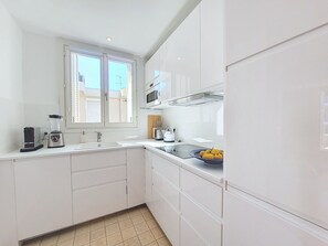 Réfrigérateur, micro-ondes, lave-vaisselle, cafetière/bouilloire