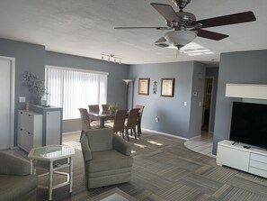 Offices - Two bed two bath with pool near beach (Englewood)