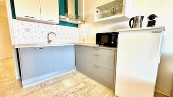 Een koelkast, een oven, een vaatwasser, een koffiezetapparaat/waterkoker