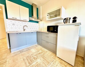 Fridge, oven, dishwasher, coffee/tea maker