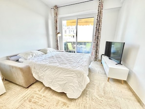 Iron/ironing board, free WiFi, bed sheets
