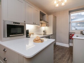 Fridge, dishwasher, electric kettle, toaster - Quarters (Ambleside)