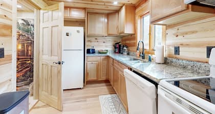 Beautiful lakefront log cabin with dock, firepit, washer/dryer, dog friendly