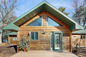 Exterior - Beautiful lakefront log cabin with dock, firepit, washer/dryer, dog friendly (Friendship)