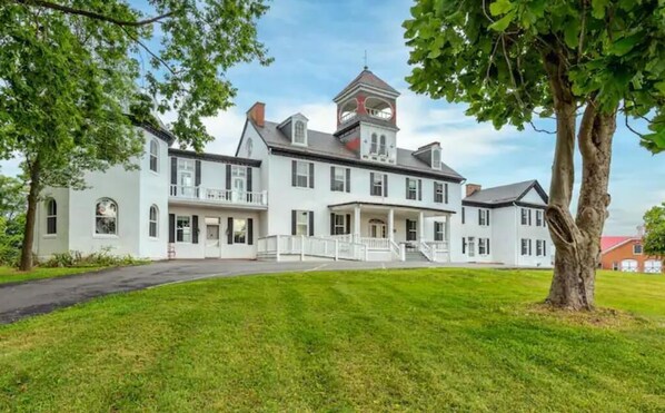 Exterior - Homey and Quaint Arcadia Mansion (Frederick)