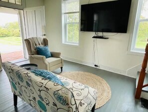 TV - Homey and Quaint Arcadia Mansion (Frederick)