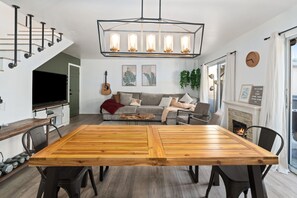 Living area - Hot Tub House in Long Beach! (Long Beach)