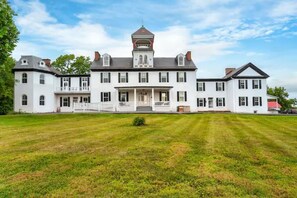 Exterior - Farmhouse Style Cozy Arcadia Mansion (Frederick)