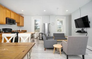 TV - Farmhouse Style Cozy Arcadia Mansion (Frederick)