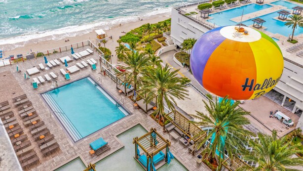 A resort with a large pool, lounge areas, and a beach view. - Wonderfull Condo by the Sea in Hollywood Beach (Hollywood)