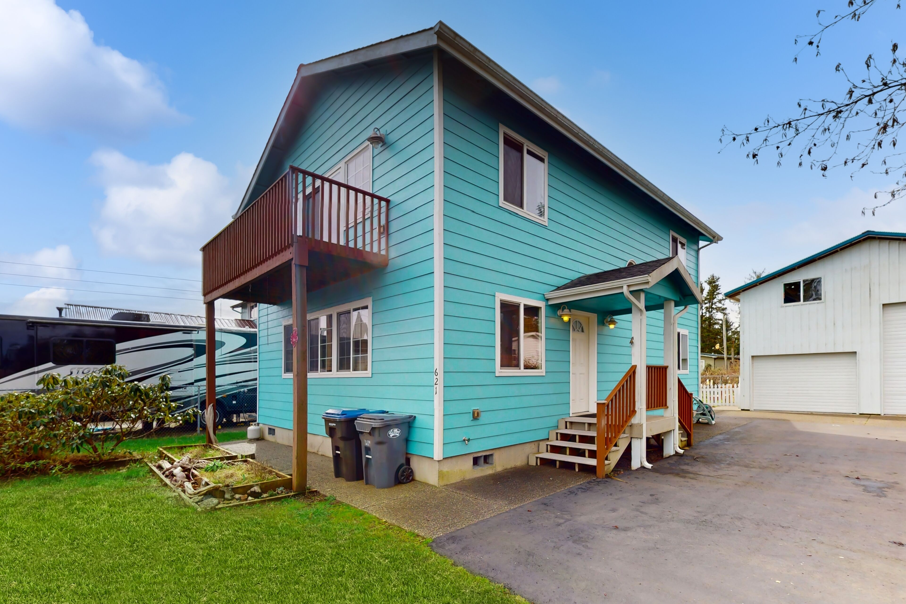 Two-story house with fenced yard, balcony, firepit, & washer/dryer