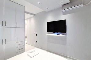 Kaupunkistudio | Työpöytä, pimennysverhot, äänieristys, silitysrauta/-lauta