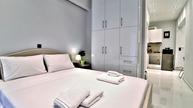 Desk, blackout drapes, soundproofing, iron/ironing board - Unique Lodging (Athens)