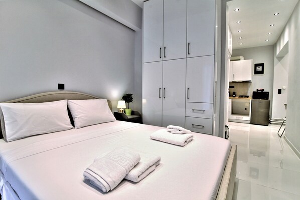 Desk, blackout curtains, soundproofing, iron/ironing board - Unique Lodging (Athens)