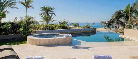 Alberca al aire libre y alberca climatizada