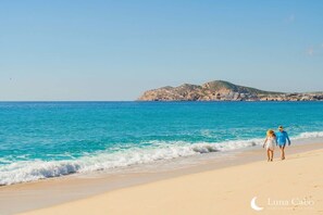 En la playa, camastros y toallas de playa