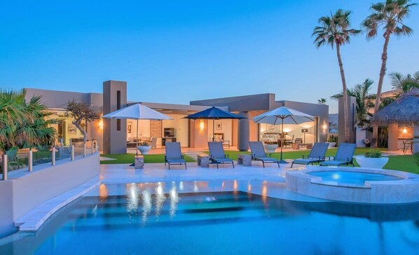 Alberca al aire libre y alberca climatizada