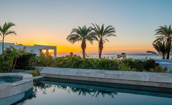 Alberca al aire libre y alberca climatizada