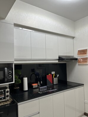 Réfrigérateur, micro-ondes, plaque de cuisson, bouilloire électrique