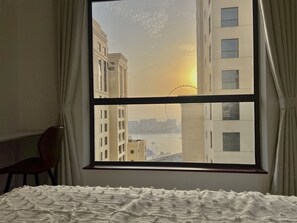 1 soverom, skrivebord, strykejern/-brett og reiseseng for barn