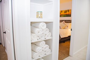 4 bedrooms, iron/ironing board, free WiFi, bed sheets - Coachella Poolside Paradise, accommodates up to 10 guest (Indio)