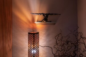Una escultura en la pared y una lámpara decorativa.
