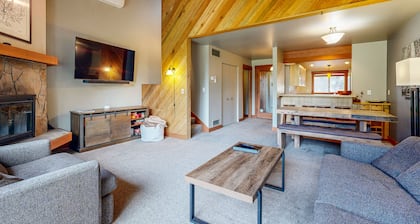 Updated Central Oregon condo with pools, athletic courts, full kitchen, & W/D